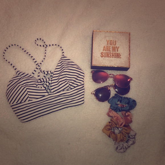 Black and white stripped bikini top - Picture 1 of 2